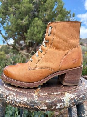 FRYE Sabrina 6G Lace-Up Boots